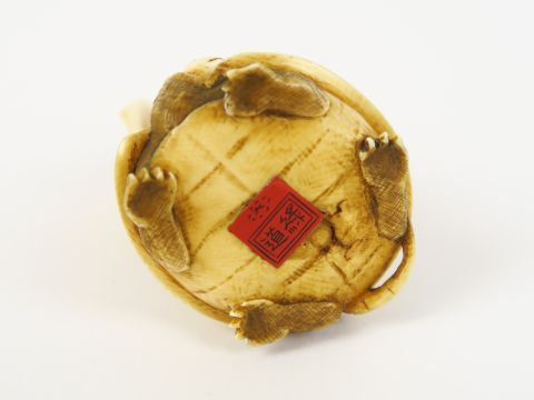 Okimono en ivoire, représentant un personnage sur une tortue, tenant u