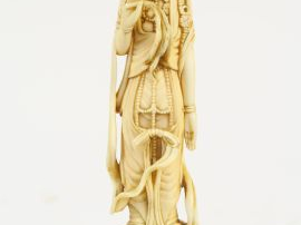 Okimono en ivoire, représentant la déesse Kannon debout sur un lotus, 