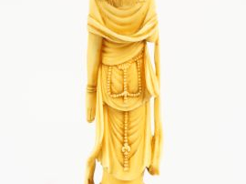 Okimono en ivoire, représentant la déesse Kannon debout sur un lotus, 
