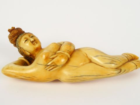 Femme médecine en ivoire de belle patine.  Chine, vers 1900-1920. L. 1