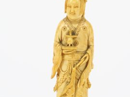 Sujet en ivoire "Dame de cour tenant un vase Jue". Chine, vers 1900. H