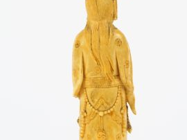 Sujet en ivoire "Dame de cour tenant un vase Jue". Chine, vers 1900. H