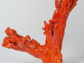 Groupe en corail rouge, représentant une déesse du printemps tenant un