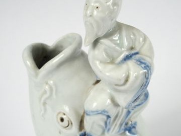 Groupe en porcelaine d'Hirado représentant Ebizu sur une carpe émergea