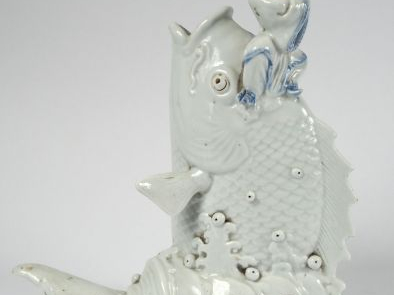 Groupe en porcelaine d'Hirado représentant Ebizu sur une carpe émergea