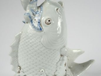 Groupe en porcelaine d'Hirado représentant Ebizu sur une carpe émergea
