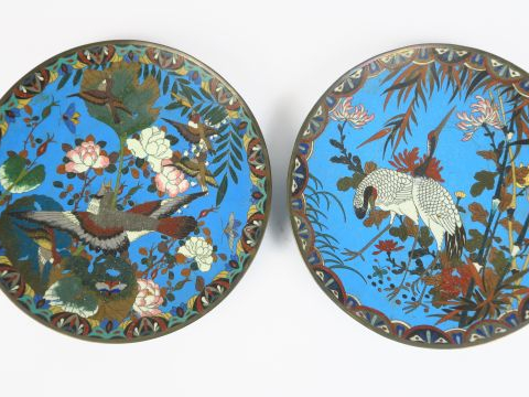 Paire de petits plats en émaux cloisonnés sur cuivre, décor polycyhrom