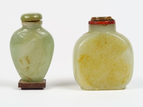 Lot de deux flacons tabatières en jade, l'un en jade blanc légèrement 