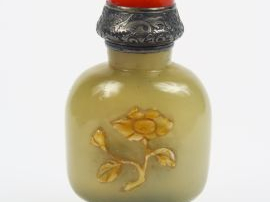 Flacon tabatière en agate de forme balustre, décor en relief de motifs