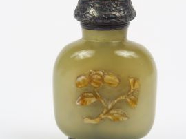 Flacon tabatière en agate de forme balustre, décor en relief de motifs