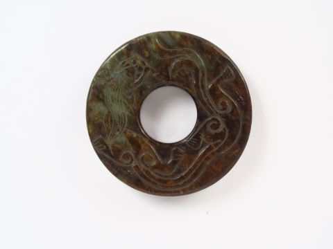 Disque bi en jade vert et brun, décor de dragons et motifs géométrique