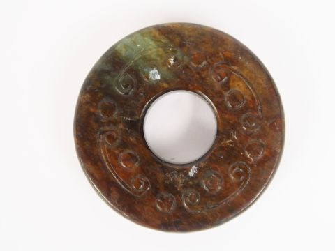 Disque bi en jade vert et brun, décor de dragons et motifs géométrique