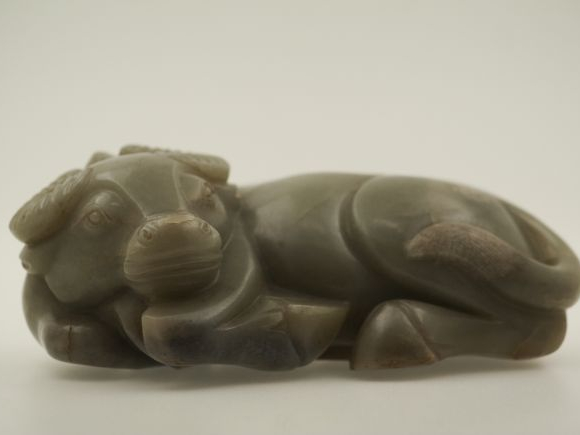 Buffle de rizière au repos en jade céladon, la tête tournée sur la gau