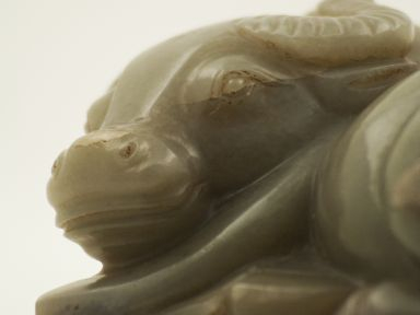 Buffle de rizière au repos en jade céladon, la tête tournée sur la gau