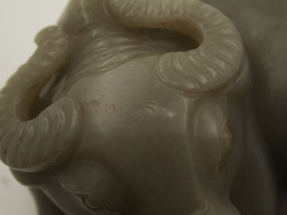 Buffle de rizière au repos en jade céladon, la tête tournée sur la gau