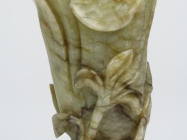 Vase en jade céladon, partiellement veiné de brun, en forme de fleur d