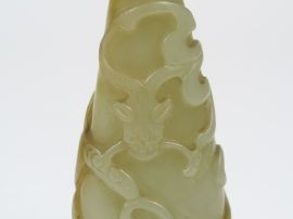 Petit vase piriforme en jade céladon sculpté à décor de dragon.  Chine