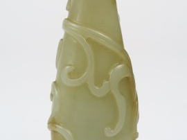 Petit vase piriforme en jade céladon sculpté à décor de dragon.  Chine