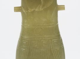Vase couvert de forme Hu en jade céladon sculpté de cigales stylisées.