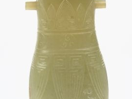 Vase couvert de forme Hu en jade céladon sculpté de cigales stylisées.