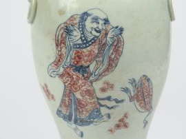 Vase balustre en porcelaine, à décor de personnage, Liuhaï avec le cra