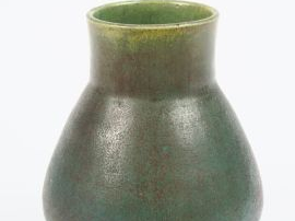 Vase à panse ovoïde en grès porcelaineux émaillé rouge et moucheté ble