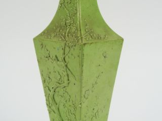 Vase quadrangulaire en biscuit émaillé vert pomme, à décor de prunus e