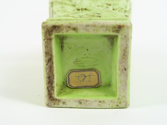 Vase quadrangulaire en biscuit émaillé vert pomme, à décor de prunus e