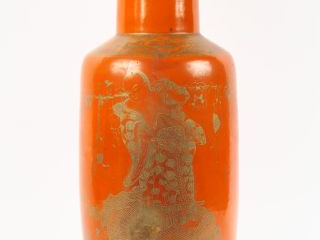 Vase rouleau à col resséréporcelaine émaillée corail à décor or de per
