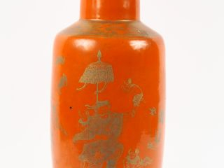 Vase rouleau à col resséréporcelaine émaillée corail à décor or de per