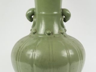 Vase ovoïde cotelé à haut col évasé en grès porcelaineux émaillé célad