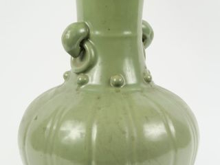 Vase ovoïde cotelé à haut col évasé en grès porcelaineux émaillé célad