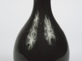 Vase bouteille en porcelaine à couverte foie de mulet, marque apocryph