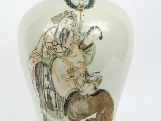 Vase Meiping en porcelaine à décor de personnages faisant une offrande