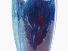 Vase balustre trilobé en grès porcelaineux émaillé sang de boeuf et fl