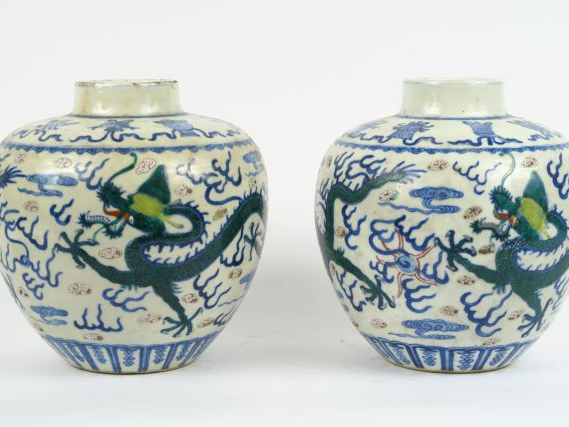 Paire de vases ovoïdes en porcelaine Ducaï à décor de dragon à 5 griff