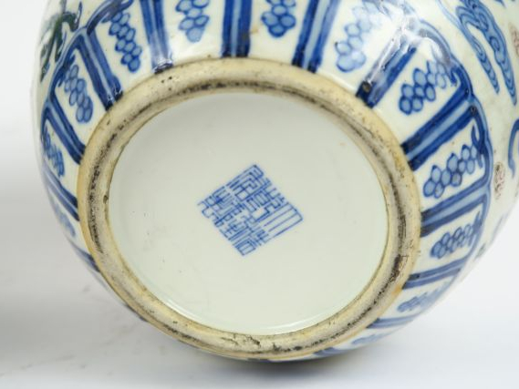 Paire de vases ovoïdes en porcelaine Ducaï à décor de dragon à 5 griff