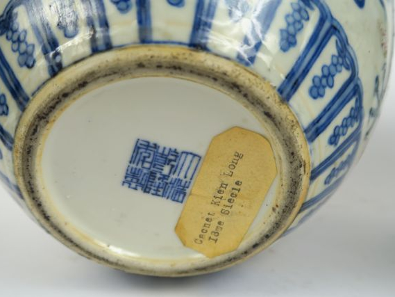 Paire de vases ovoïdes en porcelaine Ducaï à décor de dragon à 5 griff