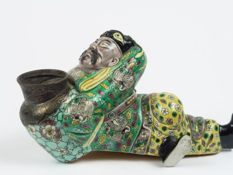 Sujet en biscuit émaillé polychrome aux émaux de la famille verte, fig