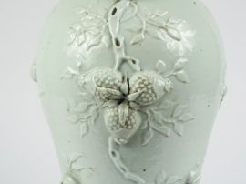 Vase balustre en porcelaine émaillée blanche à décor d'arbres fruitier