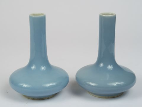 Paire de petits vases pansus à long col en porcelaine émaillée bleu la