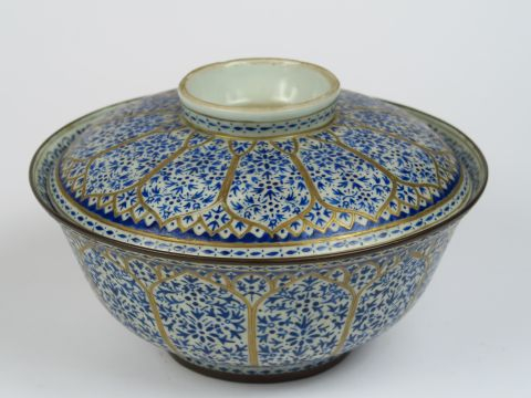 Coupe couverte en porcelaine, à décor blanc bleu et or de petites fleu