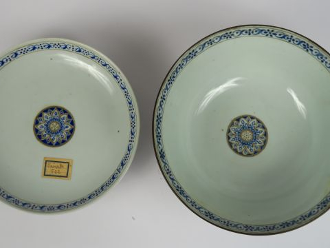 Coupe couverte en porcelaine, à décor blanc bleu et or de petites fleu