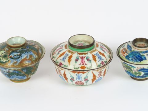 Ensemble de 3 bols couverts dont :  - Bol couvert en porcelaine polych