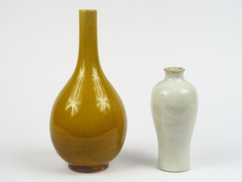 Deux vases en porcelaine émaillée l'un jaune craquelé de forme bouteil