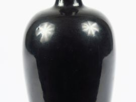 Petit vase balustre à col resséré en porcelaine émaillée noire. Chine,
