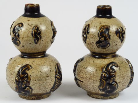 Paire de vases doubles gourdes en grès de Cihzou émaillé crémé et ocre