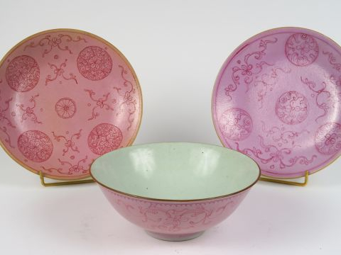 Trois pièces en porcelaine à décor stylisé rouge sur fond rose, porte 