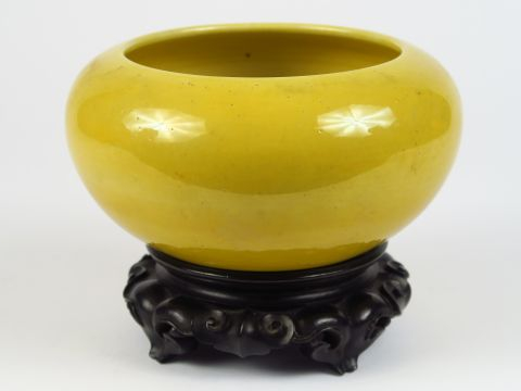 Coupe ovoïde en porcelaine émaillée jaune, sur socle bois, marque Yong
