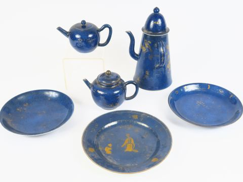 Partie de service à thé-café en porcelaine émaillée bleue poudré à déc
